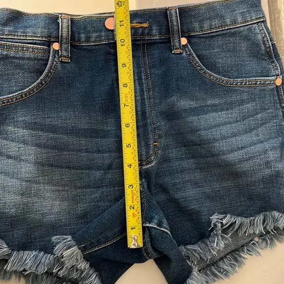 Sz 28, wrangler daisy dukes - Picture 5 of 6